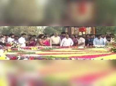 ఎన్టీఆర్‌కు కుటుంబ సభ్యుల నివాళులు