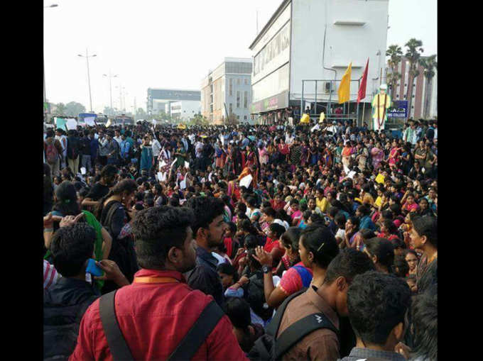 तमिलनाडु: जलीकट्टू के समर्थन में सड़कों पर सैलाब