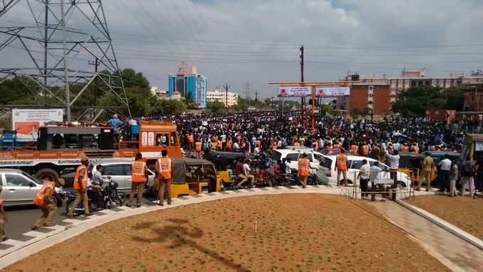 ஜல்லிக்கட்டுக்கு மல்லுக்கட்டு: தமிழக இளைஞர்கள் எழுச்சி போராட்டம்