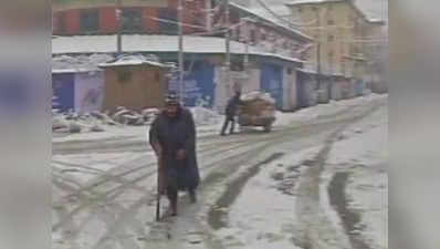 Srinagar: Roads cleared after snowfall, traffic jams and power supply still a problem 