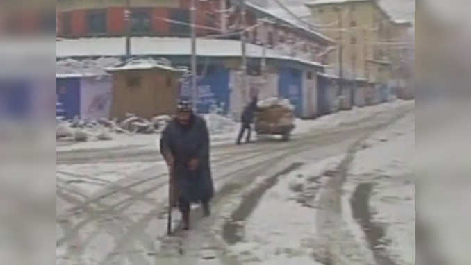 Srinagar: Roads cleared after snowfall, traffic jams and power supply still a problem 