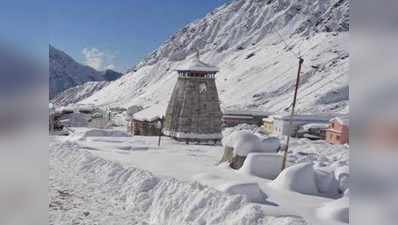 बर्फ की चादर से ढका केदारनाथ मंदिर, चारों तरफ खूबसूरत नजारा