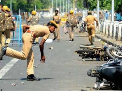 జల్లికట్టు: వాహనాలకు నిప్పుపెట్టిన పోలీసులు!