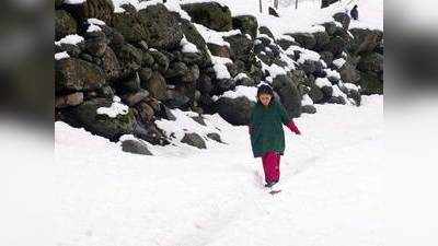 हिमपात के कारण देश के बाकी हिस्सों से कटी कश्मीर घाटी
