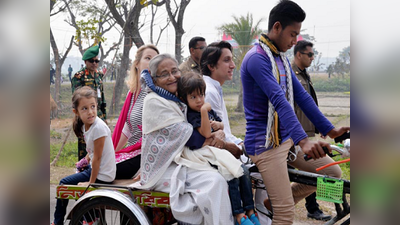 কোলে নাতি-নাতনি, রিকশায় গ্রাম চেনালেন প্রধানমন্ত্রী