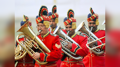 रिट्रीट की धुन पर सम्मान के साथ उतारा गया तिरंगा