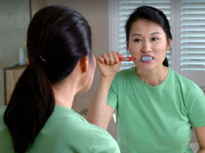 इन आदतों के चलते जल्दी ही खराब हो जाएंगे आपके दांत