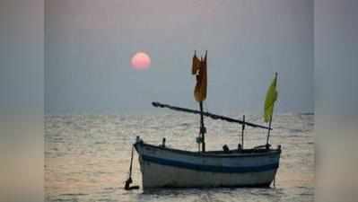 ঘনাচ্ছে শঙ্কা, গুজরাত উপকূলে ফের পরিত্যক্ত পাক নৌকা