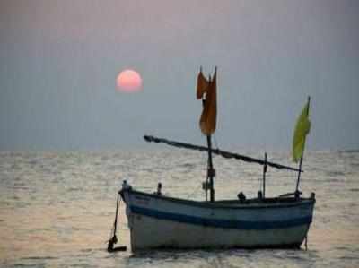 ঘনাচ্ছে শঙ্কা, গুজরাত উপকূলে ফের পরিত্যক্ত পাক নৌকা