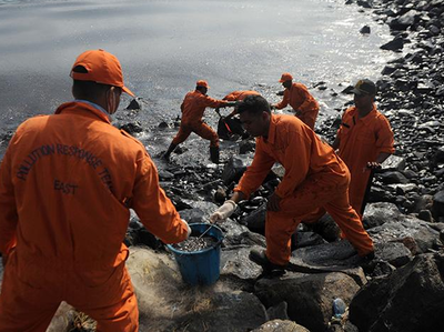 चेन्नै में समुद्र में फैले पेट्रोलियम की सफाई का काम युद्धस्तर पर जारी