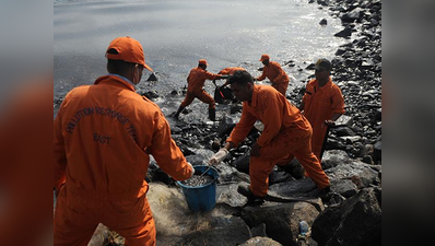 चेन्नै में समुद्र में फैले पेट्रोलियम की सफाई का काम युद्धस्तर पर जारी