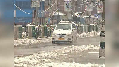 Fresh snowfall in Kashmir valley, normal life hit 