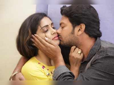 పనిచేయని ATMలో ప్రేమజంట?