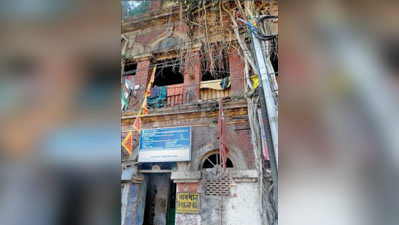 শ্মশানেই মৃত্যুফাঁদ , বাড়িতেই চলছে সরকারি দপ্তর