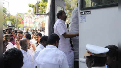 சசிகலா ஆதரவு எம்.எல்.ஏக்களை வருமான வரித்துறை கண்காணிப்பு