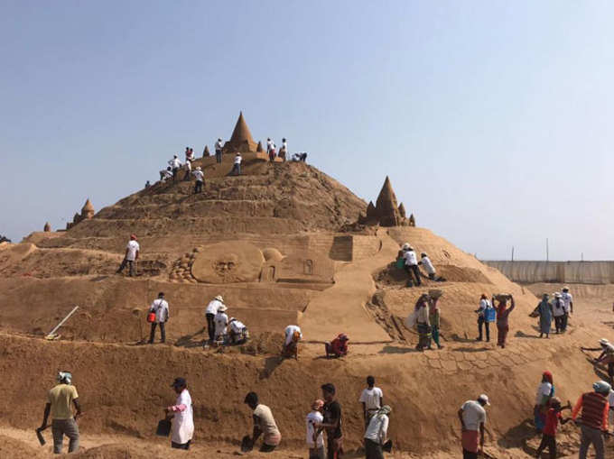 सुदर्शन ने बनाया रेत का सबसे बड़ा किला