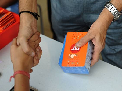 ‘Jio’ কাকা! শত্রুদের খুল্লমখুল্লা প্রেম নিবেদন করে হিট জিও!!