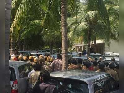 காவல்துறையினர் எங்களை மிரட்டுகின்றனர்: எம்.எல்.ஏ தங்க தமிழ்ச்செல்வன்