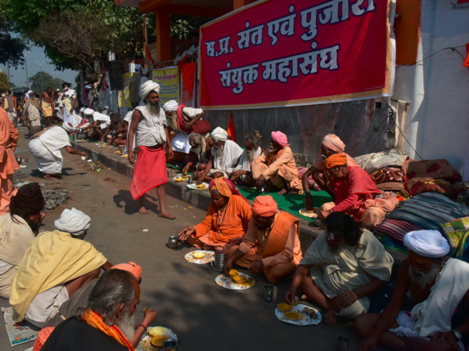 ​ देखें: जब दोनाली टांगकर सड़क पर उतरे नागा साधु