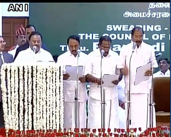 तमिलनाडु: पलनिसामी कैबिनेट के मंत्रियों को राज्यपाल सी विद्यासागर राव शपथ दिला रहे हैं।