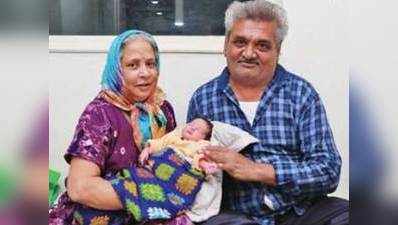 60 साल की उम्र में महिला ने बच्ची को दिया जन्म