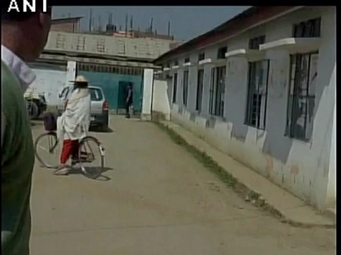 चुनाव नामांकन के लिए 20 km साइकल चलाकर आईं इरोम शर्मिला