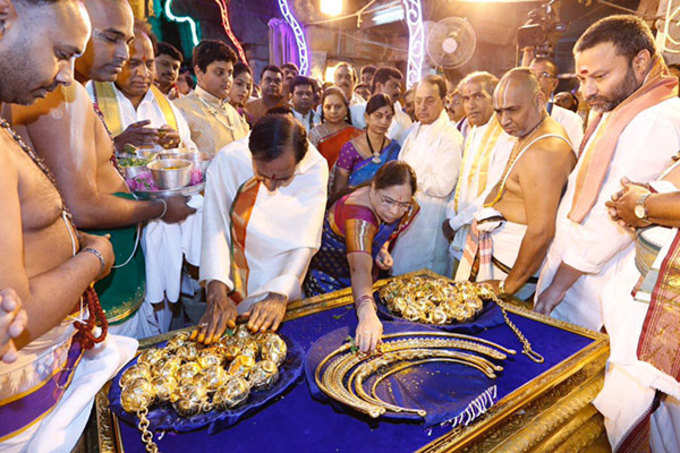 శ్రీవారికి సమర్పించే ఆభరణాలకు సంప్రోక్షణ నిర్వహిస్తున్న కేసీఆర్ దంపతులు