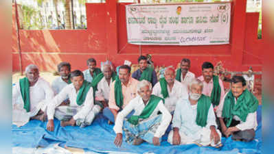 ಪ್ರತಿಭಟನೆ ನಿರತ ಮೂವರು ಅಸ್ವಸ್ಥ