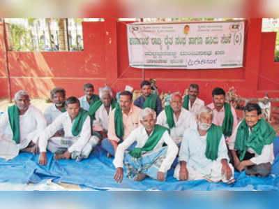 ಪ್ರತಿಭಟನೆ ನಿರತ ಮೂವರು ಅಸ್ವಸ್ಥ