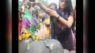 स्नेह के जल से करें शिव का अभिषेक