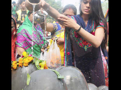 स्नेह के जल से करें शिव का अभिषेक