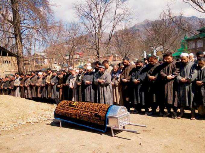 शहीद सैनिक को अंतिम विदाई देने उमड़े कश्मीरी