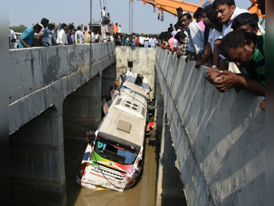 অন্ধ্রে খালে বাস, মৃত ১১ , জখম ৩০