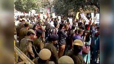 रामजस विवाद: छात्रों के प्रोटेस्ट मार्च में शामिल हुए येचुरी और राजा, ABVP ने बताया लेफ्ट का मार्च