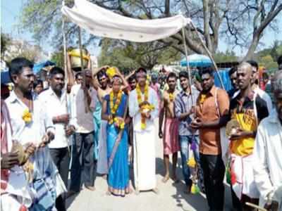 മഴ ലഭിക്കാന്‍ യുവാക്കള്‍ തമ്മില്‍ വിവാഹം!