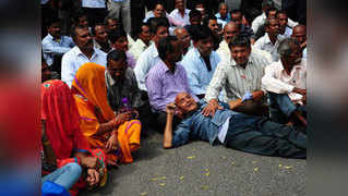 JMEL workers protest outside Rajasthan Assembly demanding settlement of 17 year old dues 
