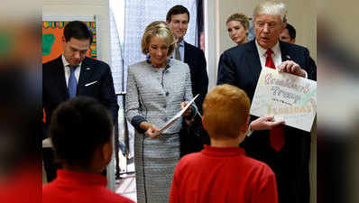 Trump tours private school in Florida 