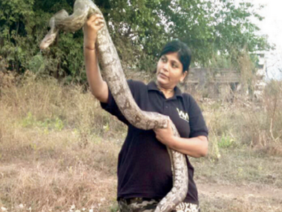 ಉರಗ ರಕ್ಷಕಿಯಾದ ಮುಂಬಯಿ ಮಹಿಳೆ