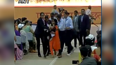 सुरक्षा घेरा तोड़कर PM से मिलने पहुंची महिला सरपंच, सुरक्षाकर्मियों ने रोका