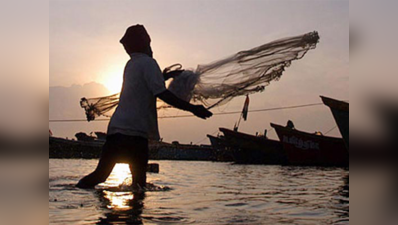 कोस्ट गार्ड ने भारतीय जल क्षेत्र में 10 श्रीलंकाई मछुआरों को पकड़ा