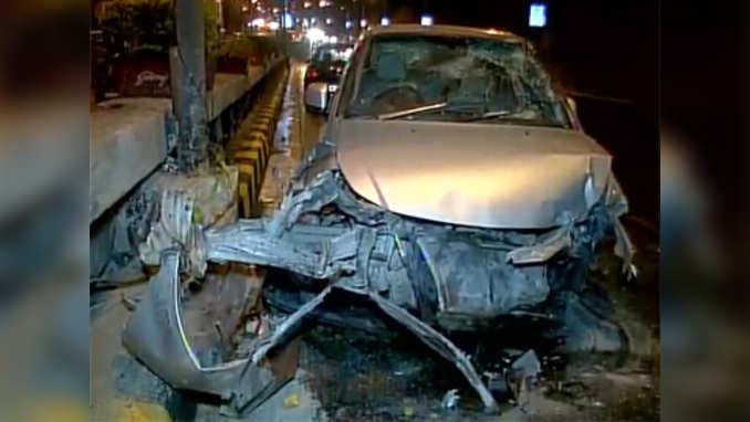 Mumbai: Driver injured after car rams into divider 