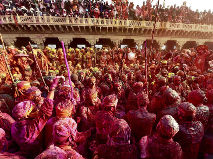 कृष्ण की नगरी वृंदावन पर अभी से चढ़ा होली का रंग