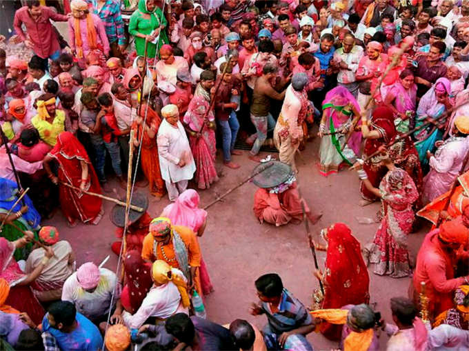 कृष्ण की नगरी वृंदावन पर अभी से चढ़ा होली का रंग