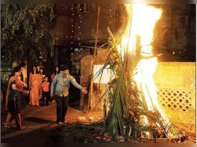 আবিরে রাঙা আড্ডায় ন্যাড়াপোড়া শুধুই স্মৃতি