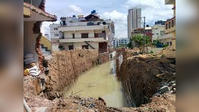 ಆಟವಾಡುತ್ತಿದ್ದ ಬಾಲಕ ರಾಜಕಾಲುವೆಗೆ ಬಿದ್ದು ಸಾವು