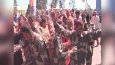 Watch: BSF jawans celebrate Holi at border 