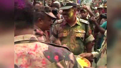 Watch: India, Bangladesh border guards celebrate Holi 