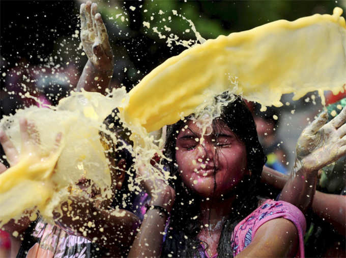 होली के रंग और मस्ती में सराबोर हुआ पूरा देश