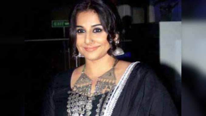 Vidya Balan harassed by fan at Kolkata airport 