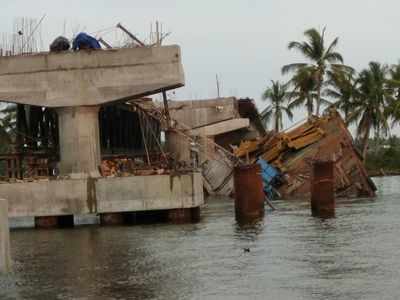 പിഴല-മൂലമ്പിള്ളി പാലം തകര്‍ന്നുവീണു; തൊഴിലാളികള്‍ രക്ഷപെട്ടു